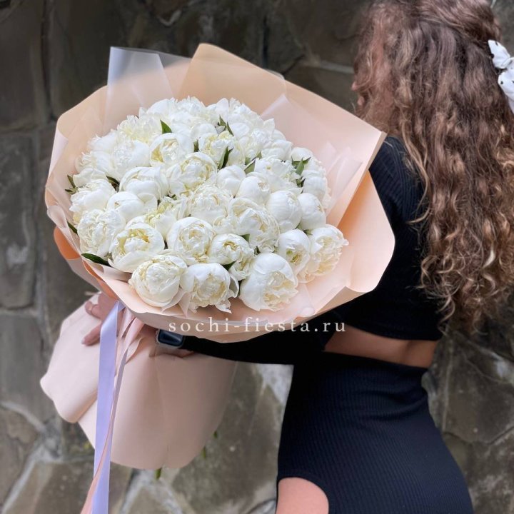 35 белых пион в Красной Поляне