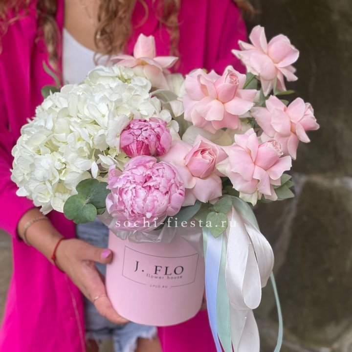 Цилиндр с пионами "Alisiya" в Красной Поляне