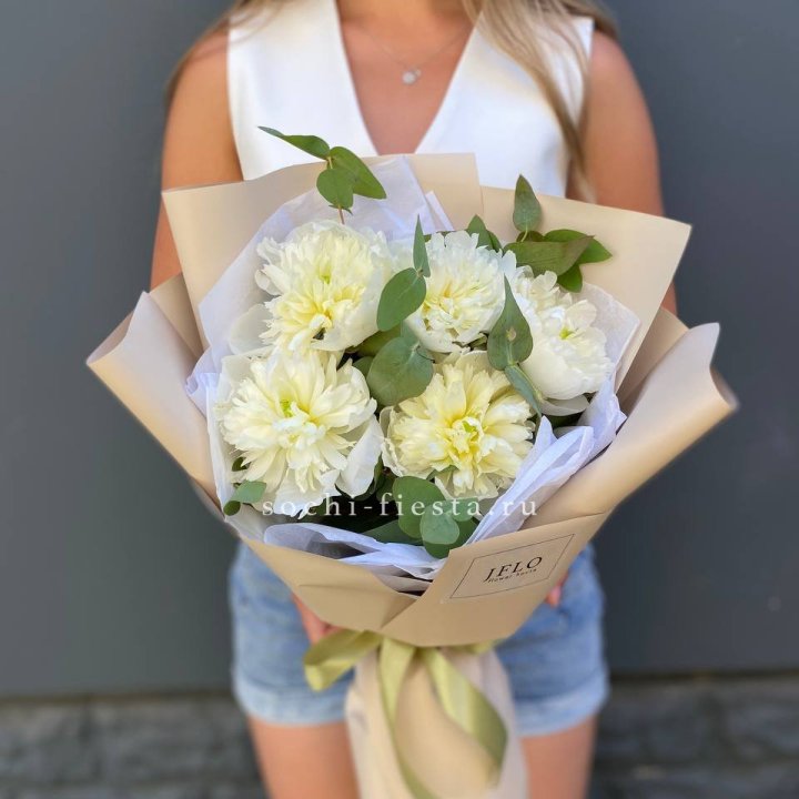  Букет белых пионов в Красной Поляне