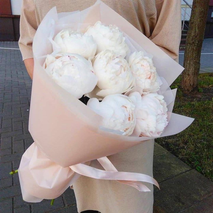 Букет белых пионов в Красной Поляне