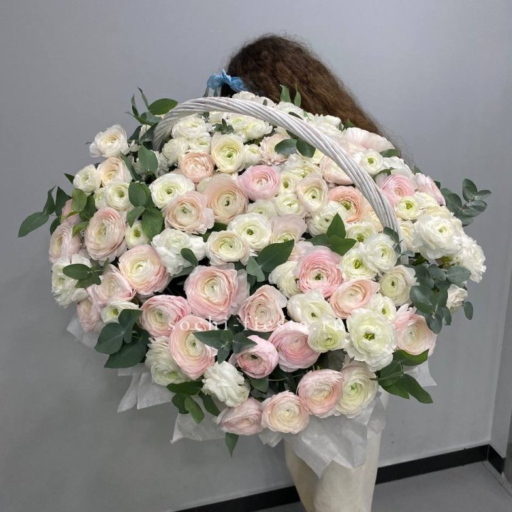 Ранункулюсы в корзине в Красной Поляне