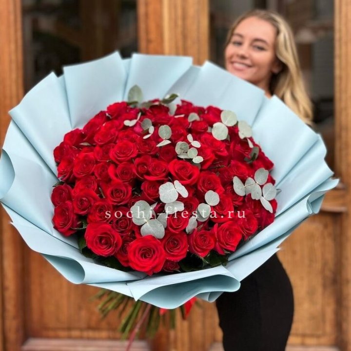 101 красная роза с эвкалиптом в Красной Поляне