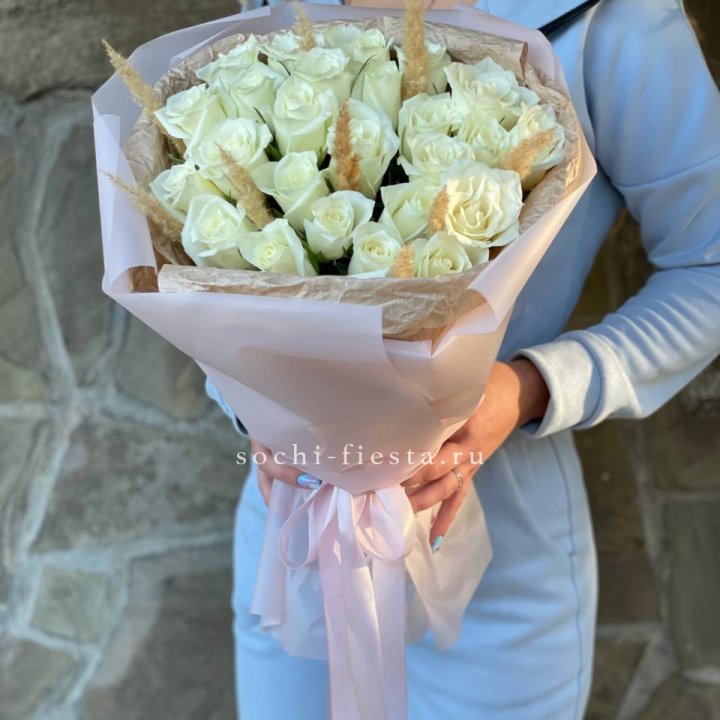 25 белых роз с сухоцветами в Красной Поляне