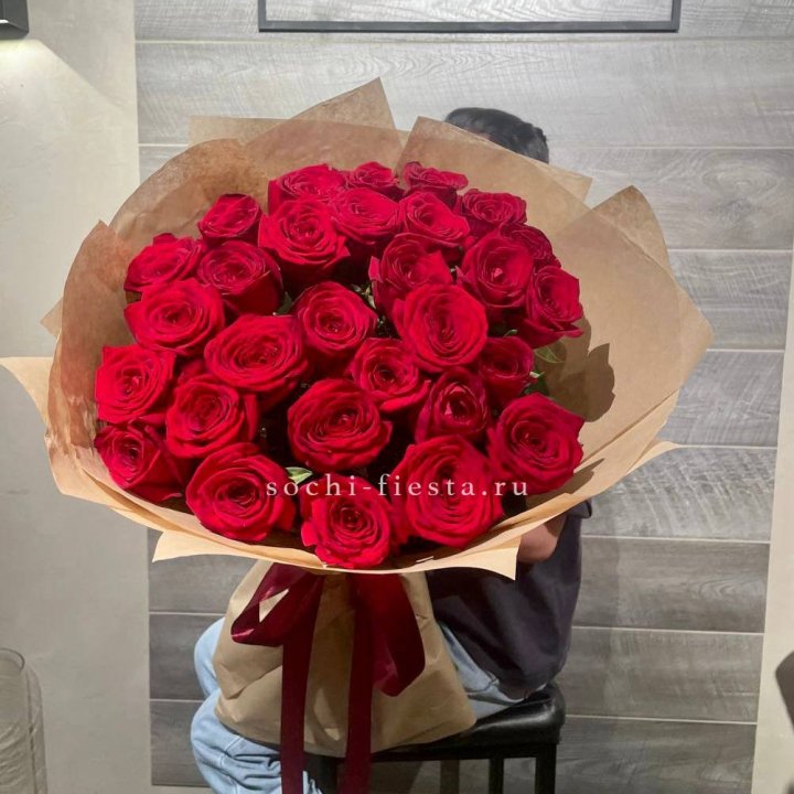 37 красных роз в крафте в Красной Поляне