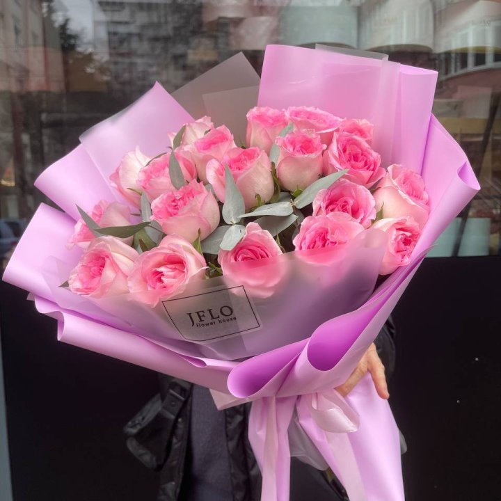  19 розовых роз в Красной Поляне
