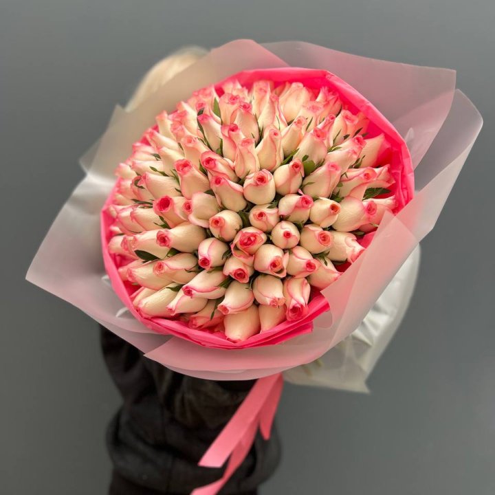 101 роза Джумилияв оформлении  с доставкой в Красной Поляне