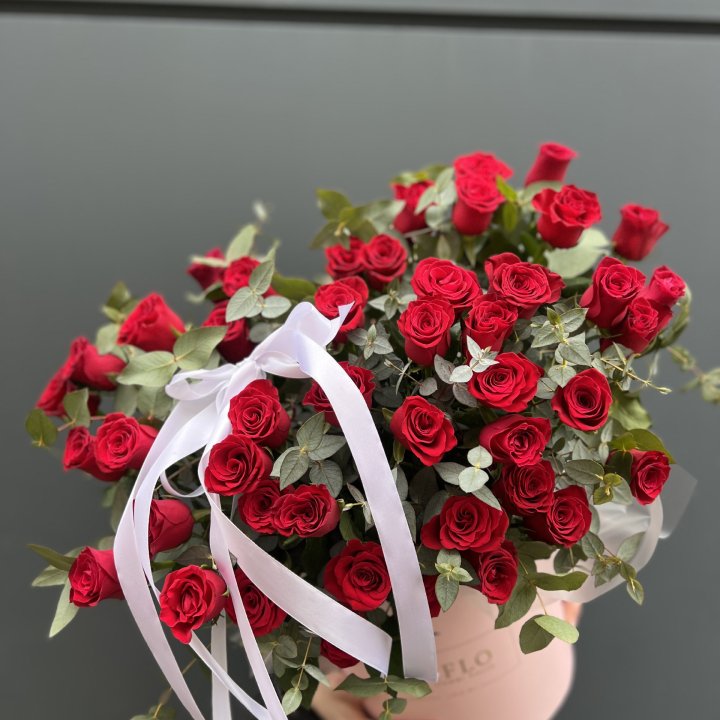 45 Красных роз в боксе Senorita с доставкой в Красной Поляне