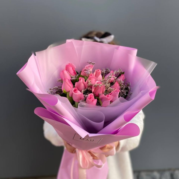 15 розовых роз с лимониумом с доставкой в Красной Поляне