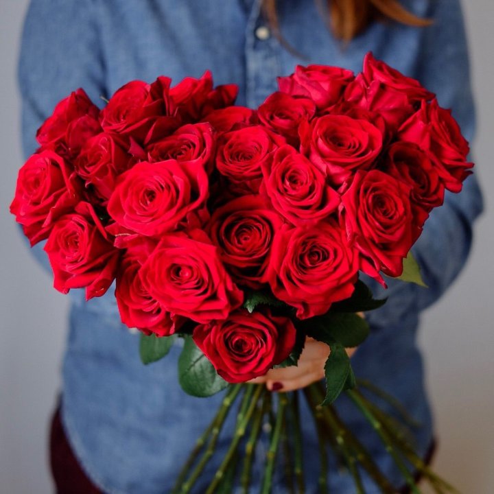25 красных роз в Красной Поляне