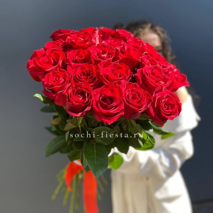 25 высоких красных роз в Красной Поляне