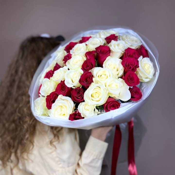 Букет из красных белых 45 роз в Красной Поляне
