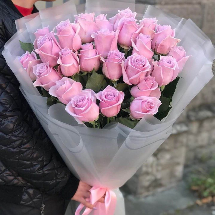 25 высоких розовых роз в Красной Поляне