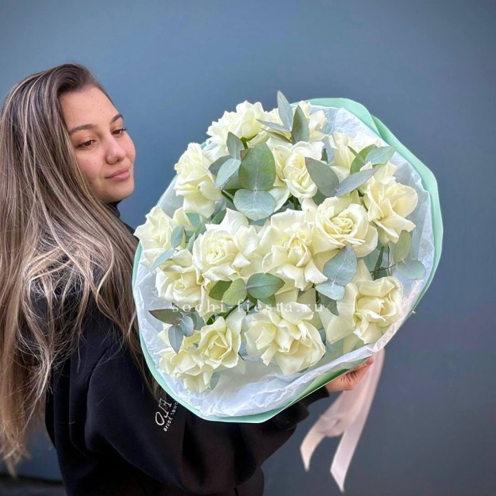 15 Белых французских роз "Notte Bianca" в Красной Поляне