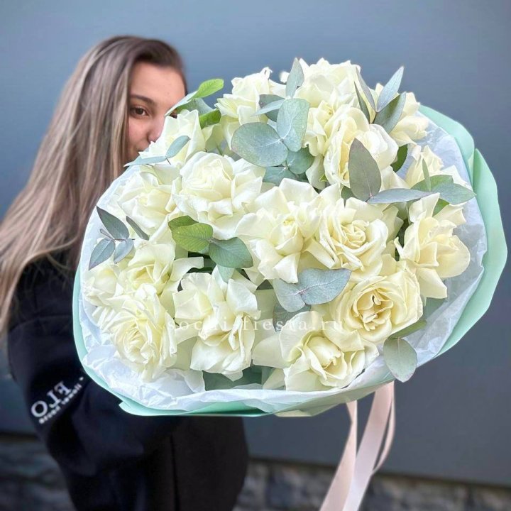19 Белых французских роз "Ноте бьянке" в Красной Поляне