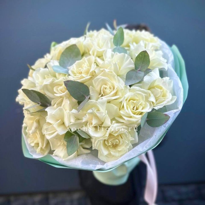 25 Белых французских роз "Ноте бьянка" в Красной Поляне