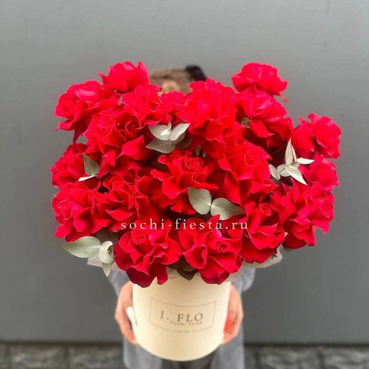 35 Французских роз в боксе в Красной Поляне