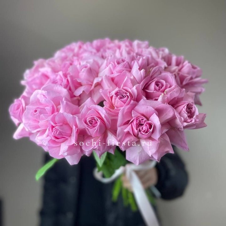 25 розовых французских роз в Красной Поляне