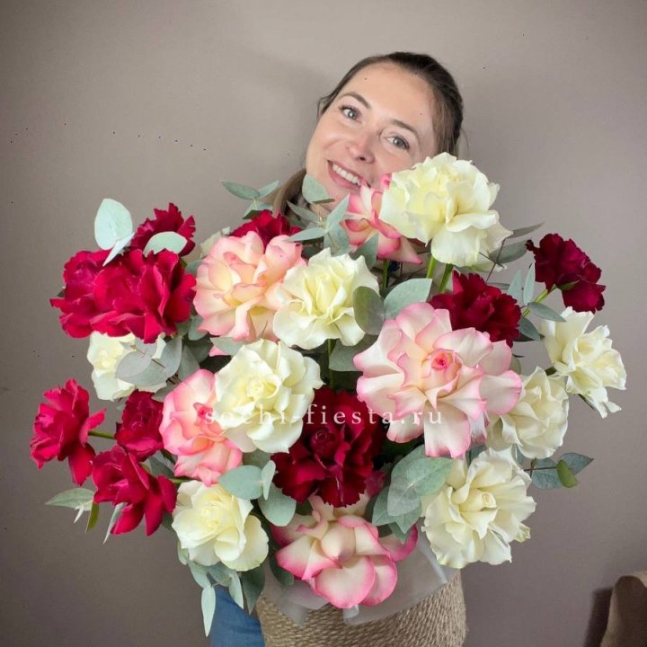 35 французских роз Микс в джутовом боксе в Красной Поляне