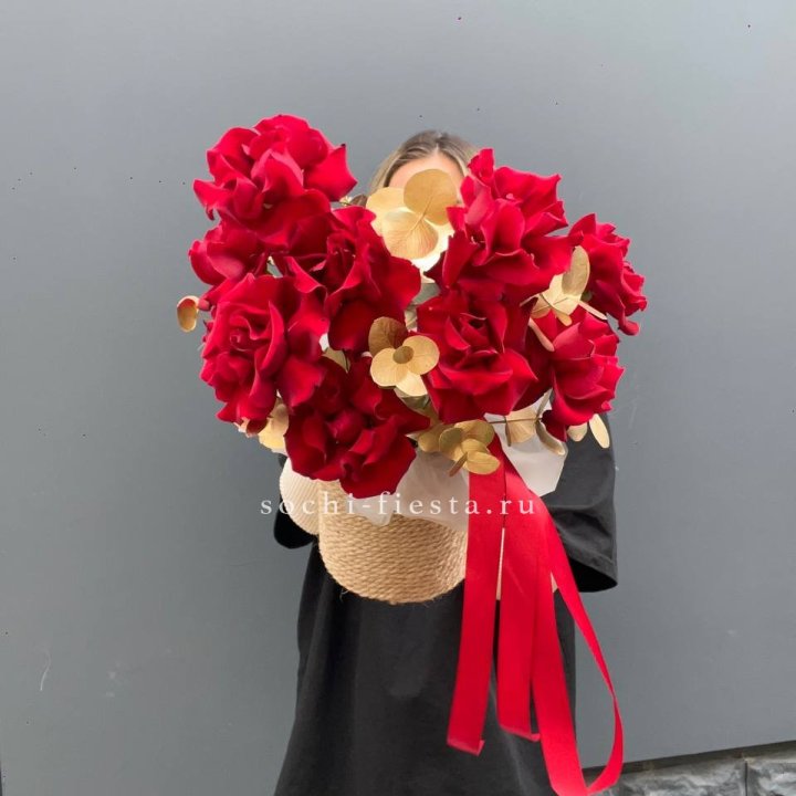 Красные французские розы в джутовом кашпо в Красной Поляне