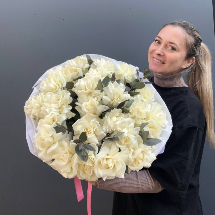 25 Белых французских роз WhiteNice с доставкой в Красной Поляне