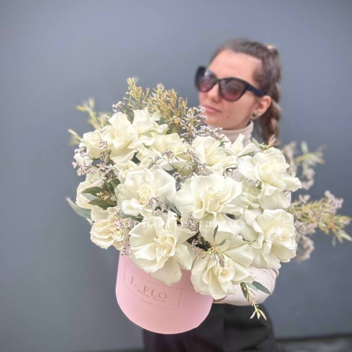 17 Французских белых роз в коробке Афина в Красной Поляне