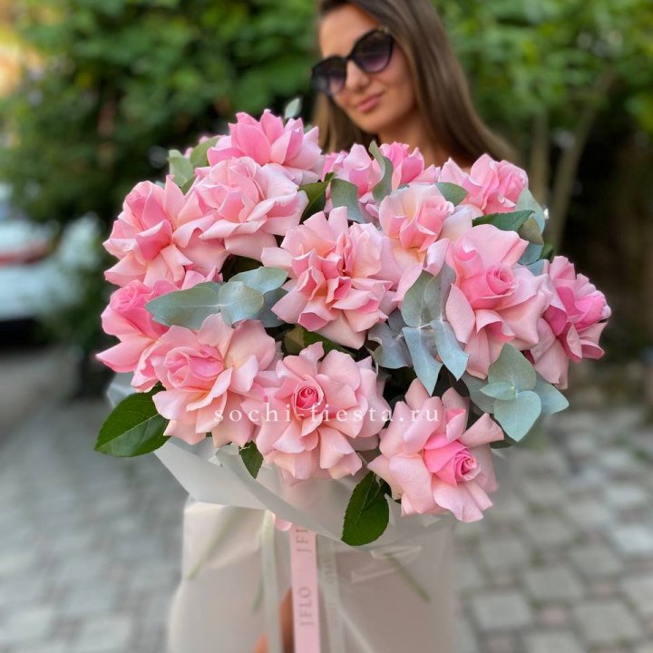 17 Розовых  французских роз в Красной Поляне