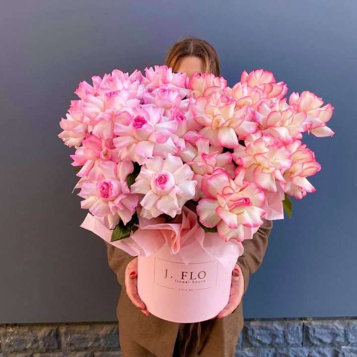 25 Французских роз микс в боксе в Красной Поляне