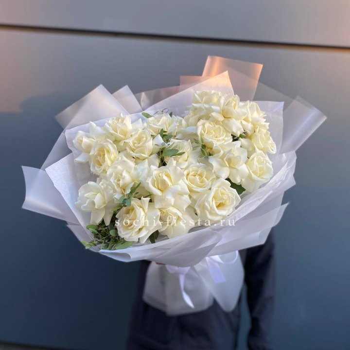 Пышный букет из белых роз в Красной Поляне