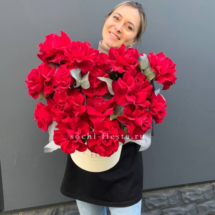 17 Французских роз в боксе в Красной Поляне