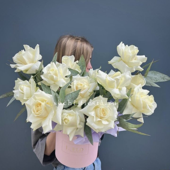 15 Французских роз в боксе в Красной Поляне