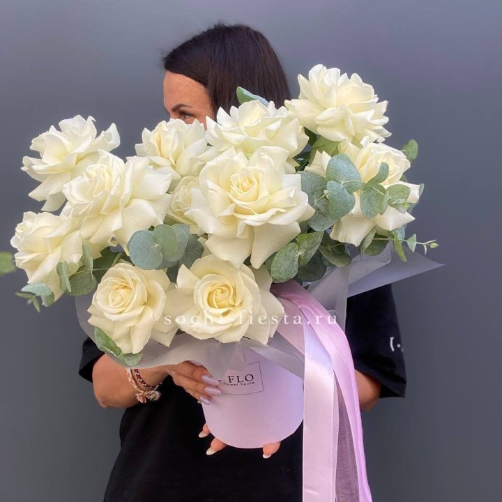 11 Французских белых роз в боксе в Красной Поляне