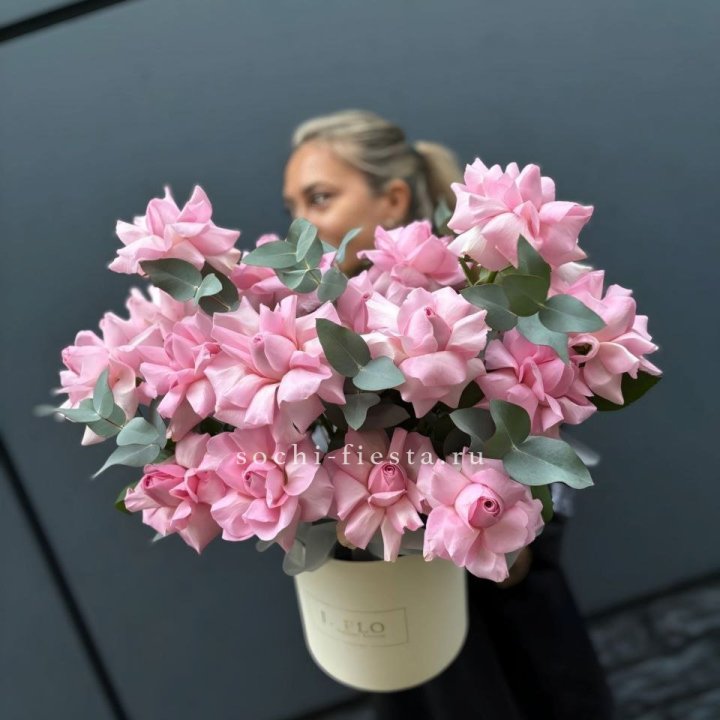 17 Розовых французских роз в боксе в Красной Поляне