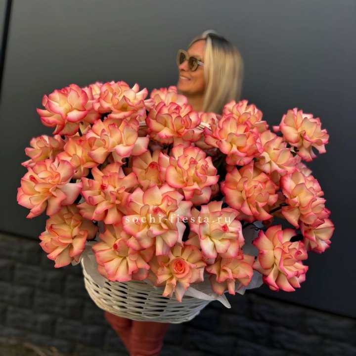 45 французских роз Джумилия в корзине с доставкой в Красной Поляне