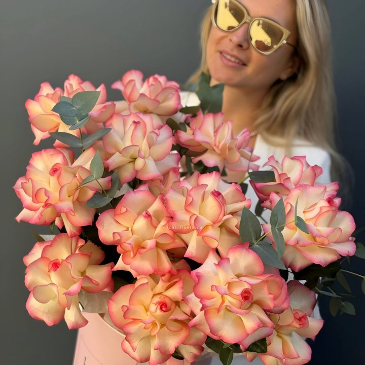 15 Французских  роз Джумилия в боксе с доставкой в Красной Поляне