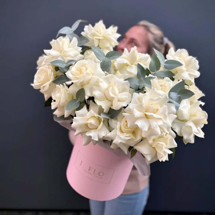 25 Французских белых роз в боксе в Красной Поляне