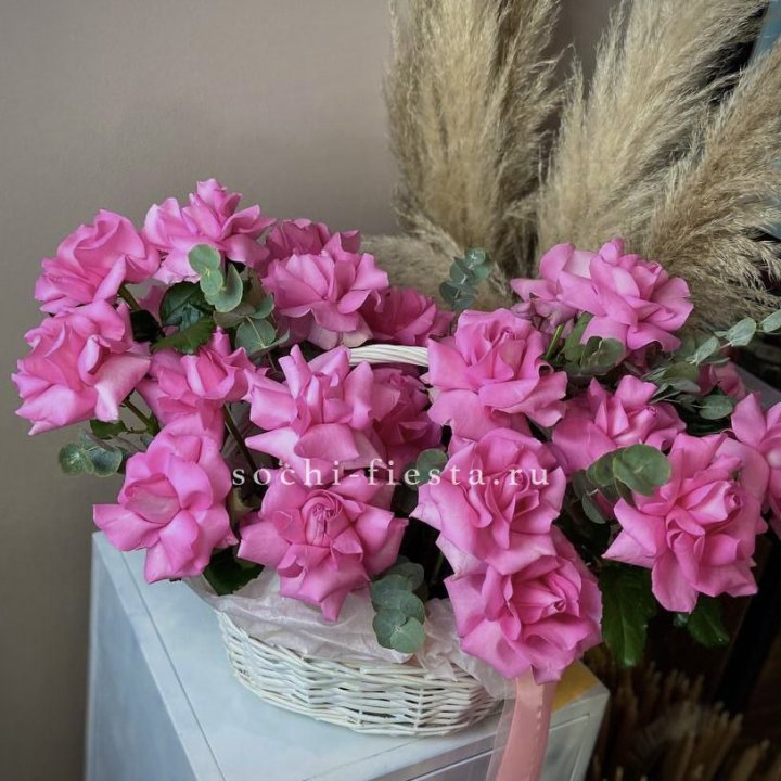 25 роз в цветочной корзине Пинк в Красной Поляне
