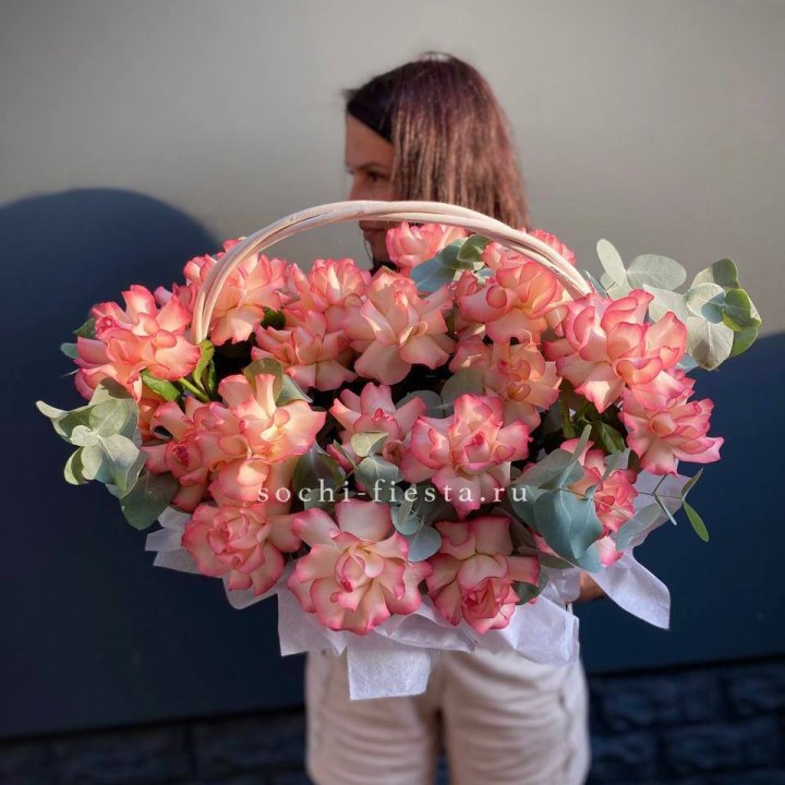 25 Французских роз Джумилия в корзине в Красной Поляне