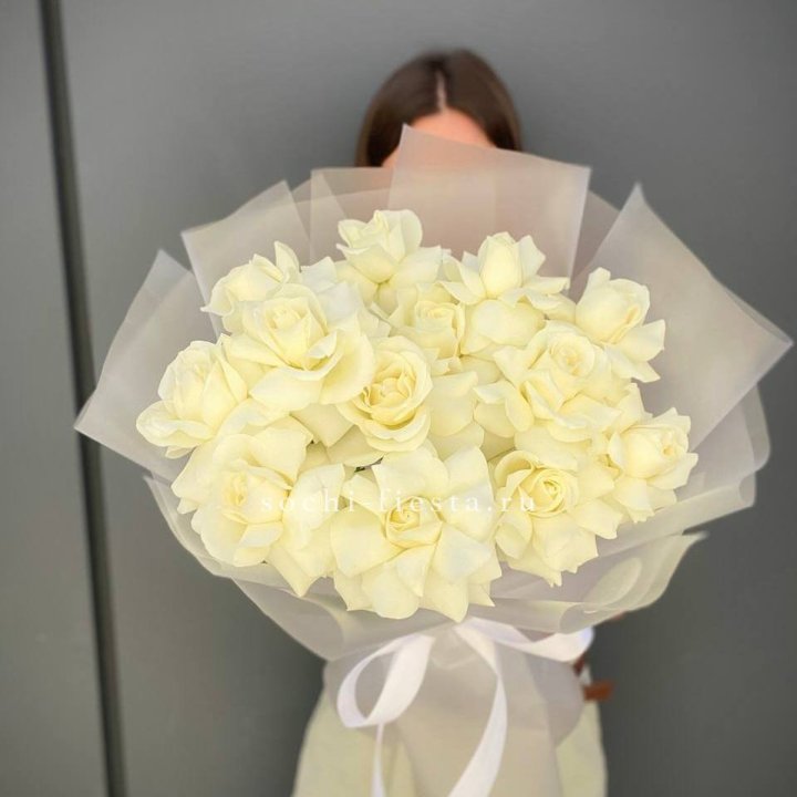 13 белых роз в Красной Поляне