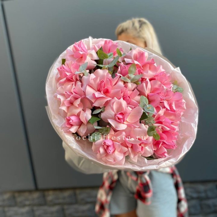 17 розовых роз в Красной Поляне