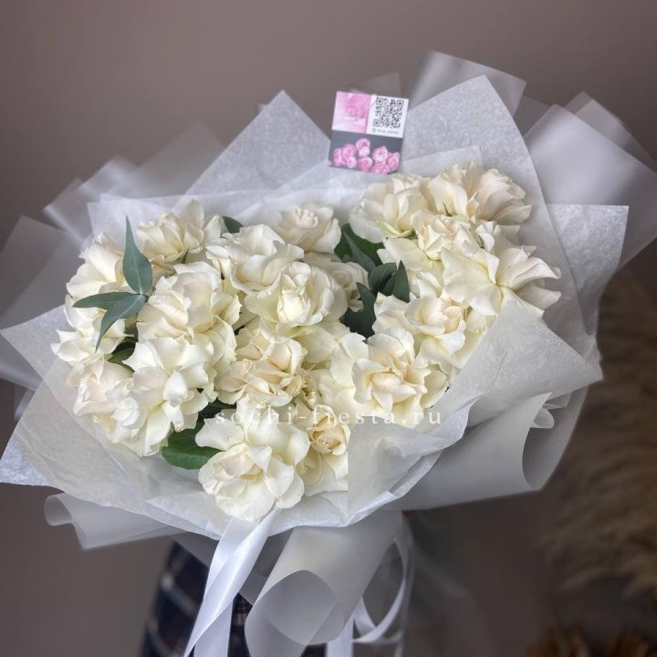 21 французских роз с эвкалиптом в Красной Поляне