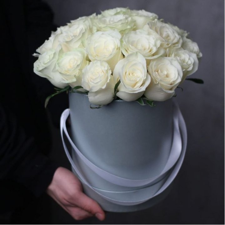 15 белых роз в цилиндре в Красной Поляне