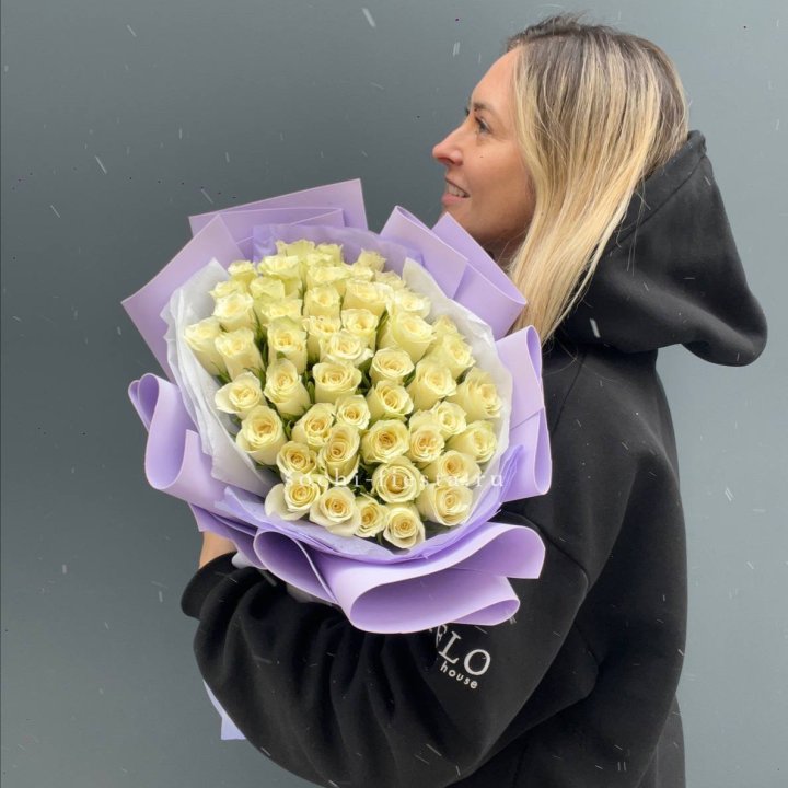 51 белая кенийская роза в оформлении в Красной Поляне