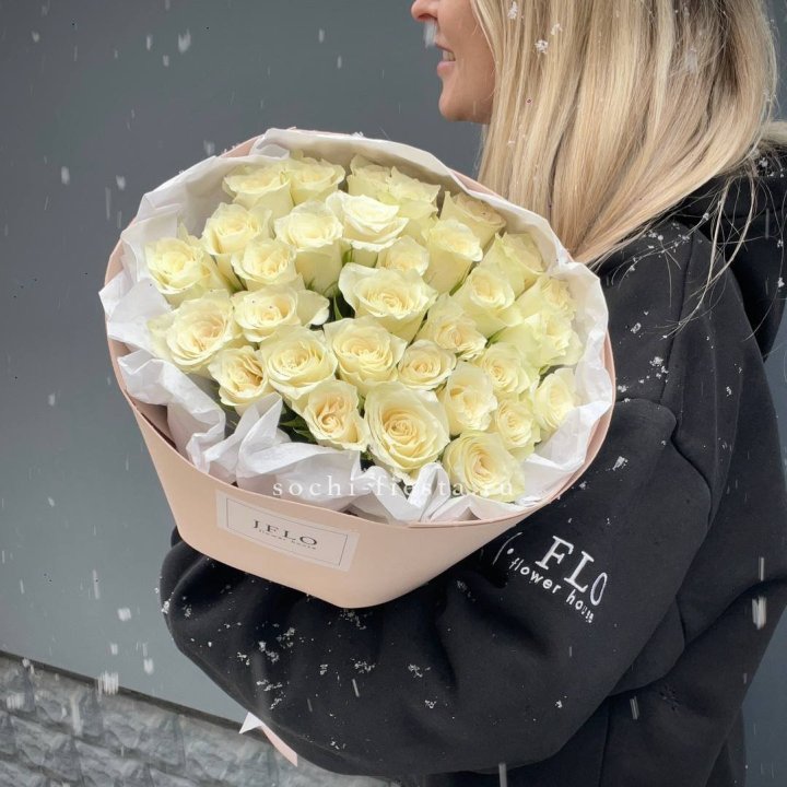 31 белая роза в оформлении в Красной Поляне