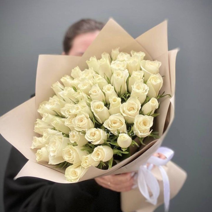 51 белая кенийская роза  с доставкой в Красной Поляне