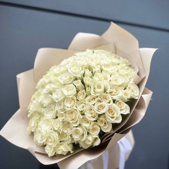 101 белая роза Атена с доставкой в Красной Поляне