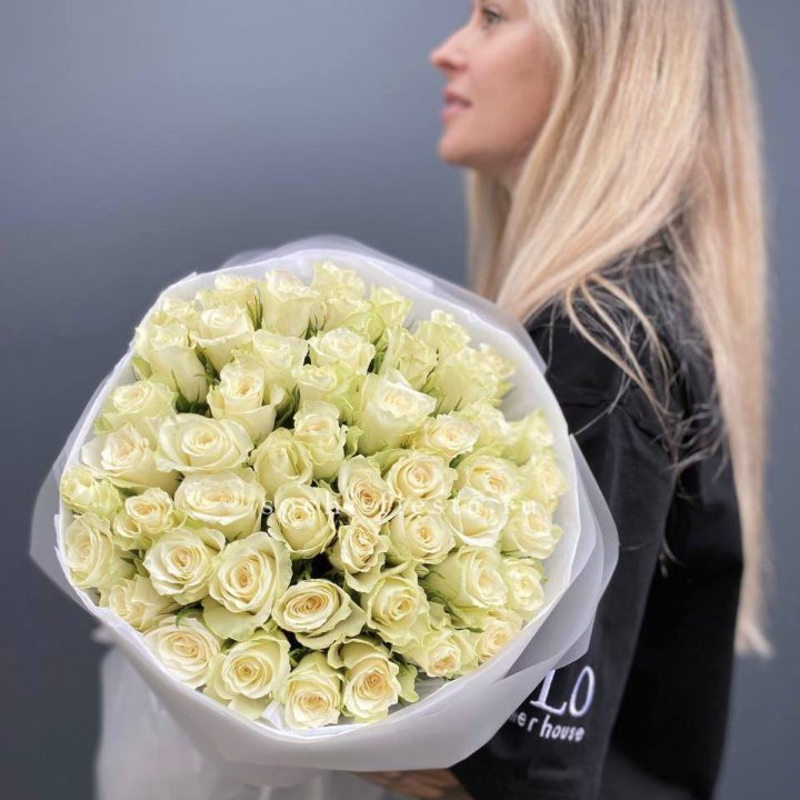 Воздушный букет из 51 белой кенийской розы в Красной Поляне