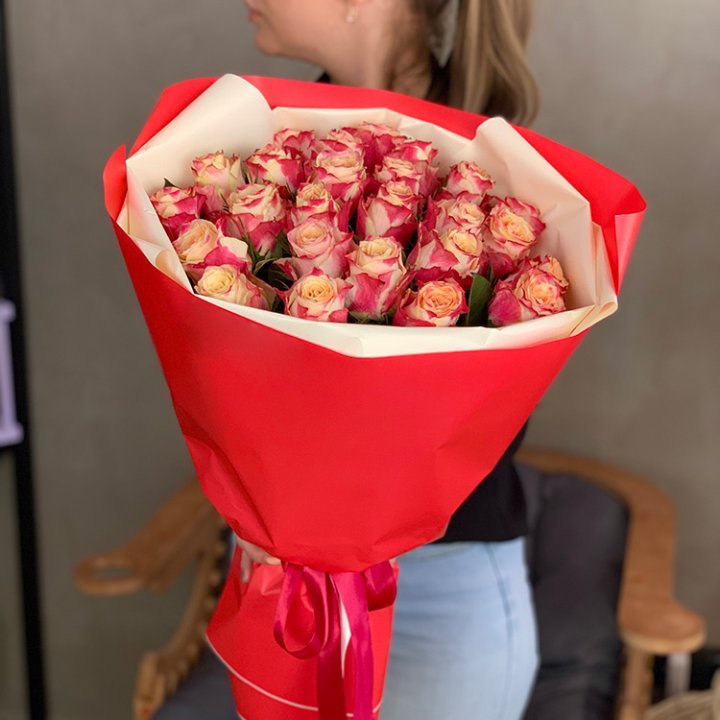 Букет роз Chapeau в Красной Поляне