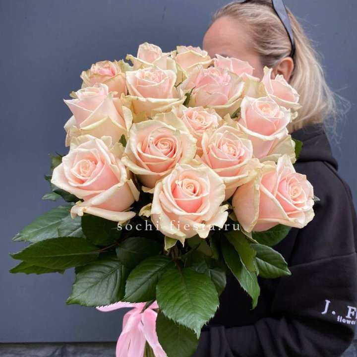 15  кремовых высоких роз с доставкой в Красной Поляне