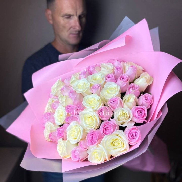 51 белых и розовых роз в Красной Поляне