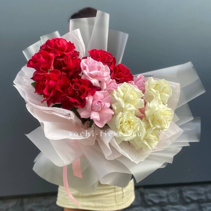 Микс из 17 роз в Красной Поляне